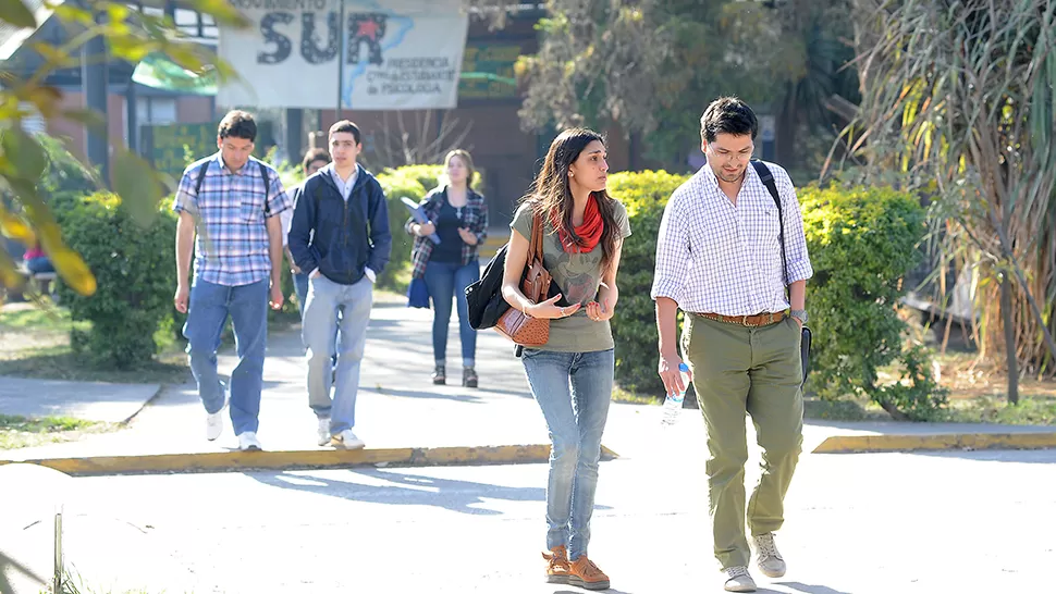 LOS PRIMEROS PASOS. En facultades o institutos se inicia el camino de la actividad que harás el resto de tu vida. LA GACETA/FOTO DE HÉCTOR PERALTA