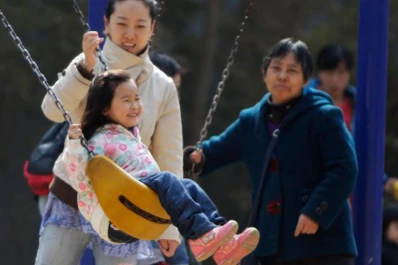 China podría dar incentivos econónimos para que las familias tengan su segundo hijo