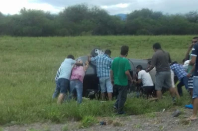 Tres personas resultaron heridas tras el vuelco de un auto en la ruta 9