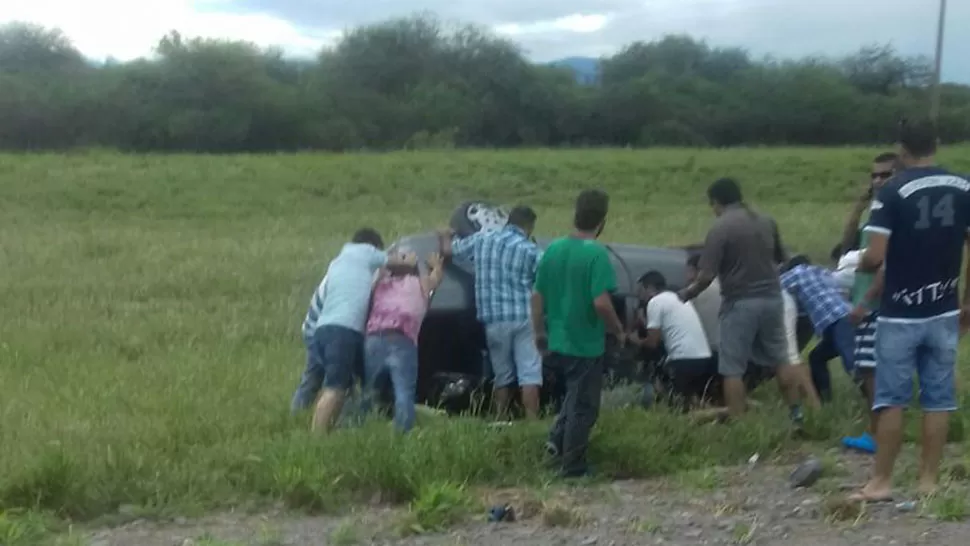 VUELCO EN RUTA 9. FOTO ENVIADA POR UN LECTOR A TRAVÉS DE WHATSAPP