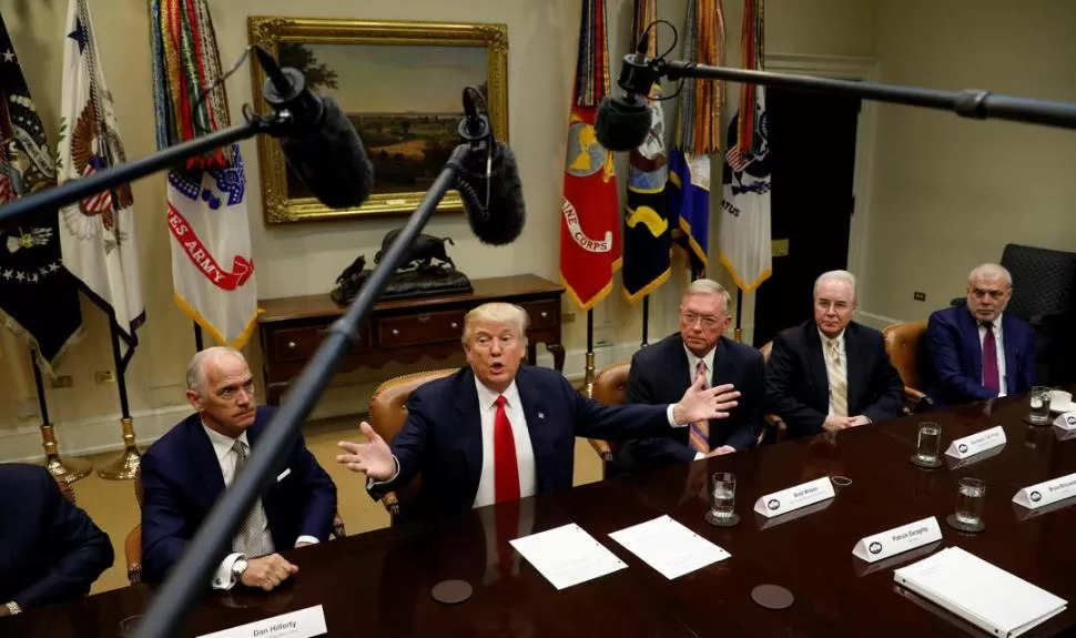 DIRECTRICES. Trump recibió en la Casa Blanca a ejecutivos de empresas.  