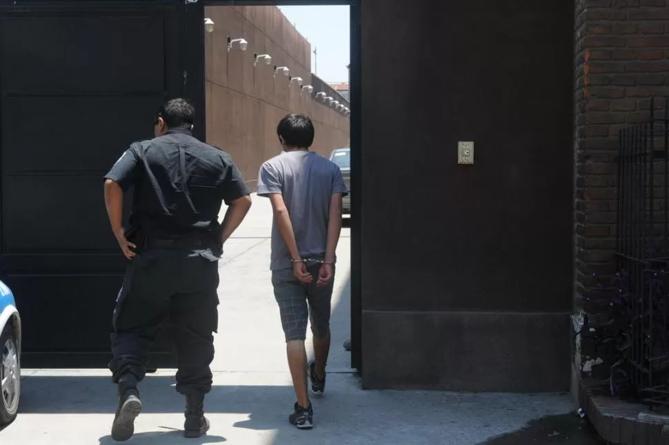 CADA VEZ SON MÁS. Todos los días se ve pasar por Tribunales a policías que escoltan menores de edad esposados, quienes son llevados a declarar. la gaceta / foto de ANTONIO FERRONI