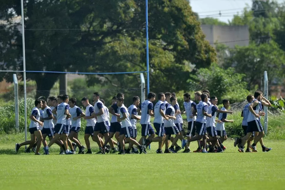 TROTE GENERALIZADO. El plantel, en su totalidad, corre de aquí para allá en el complejo José Salmoiraghi, durante el entrenamiento de ayer, el primero tras la histórica victoria a Junior y la clasificación a la fase de grupos de la Copa Libertadores.  la gaceta / fotos de inés quinteros orio 