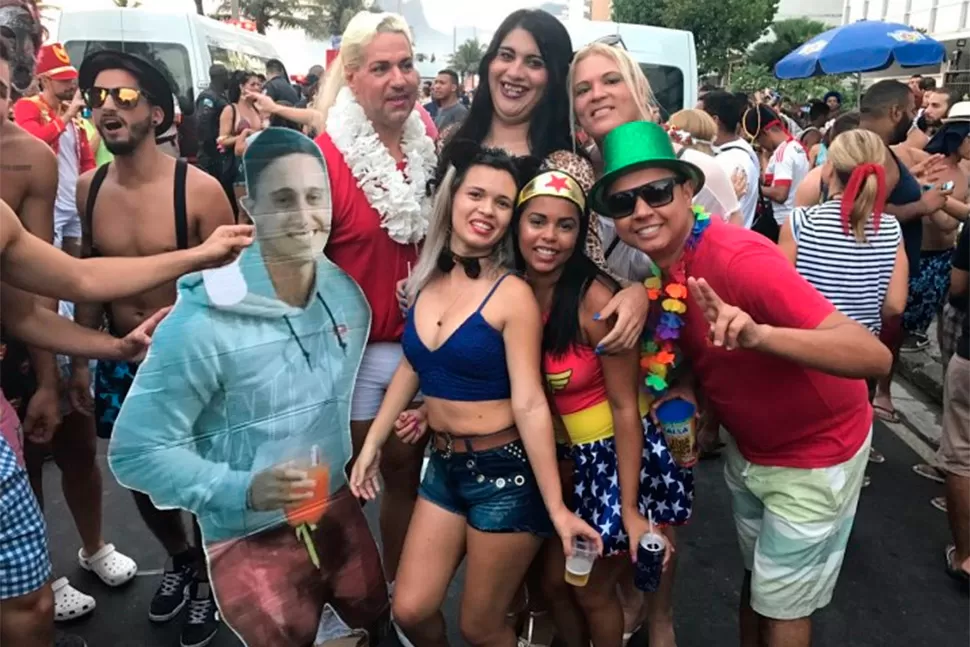 DE FIESTA. La gigatografía posó con todos. FOTOS TOMADAS DE CRÓNICA