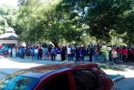 Apertura de sesiones legislativas: hubo largas filas en la plaza Urquiza para obtener un sándwich