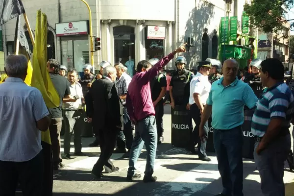 Los peones de taxis protestaron frente al Concejo Deliberante
