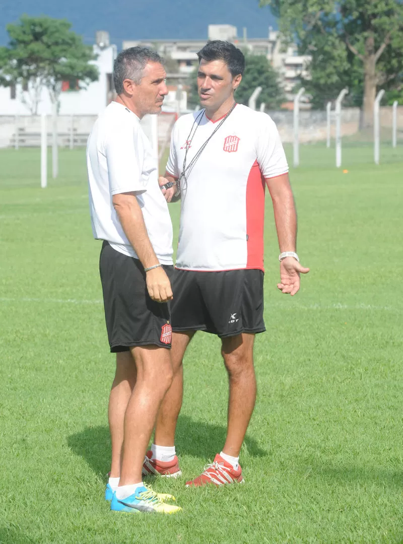 CONCENTRADOS. Diego Cagna y el preparador físico Diego Riberi planificaron una pretemporada para que los jugadores lleguen en su mejor momento al inicio del campeonato, que sería en 10 días. la gaceta / foto de antonio ferroni 