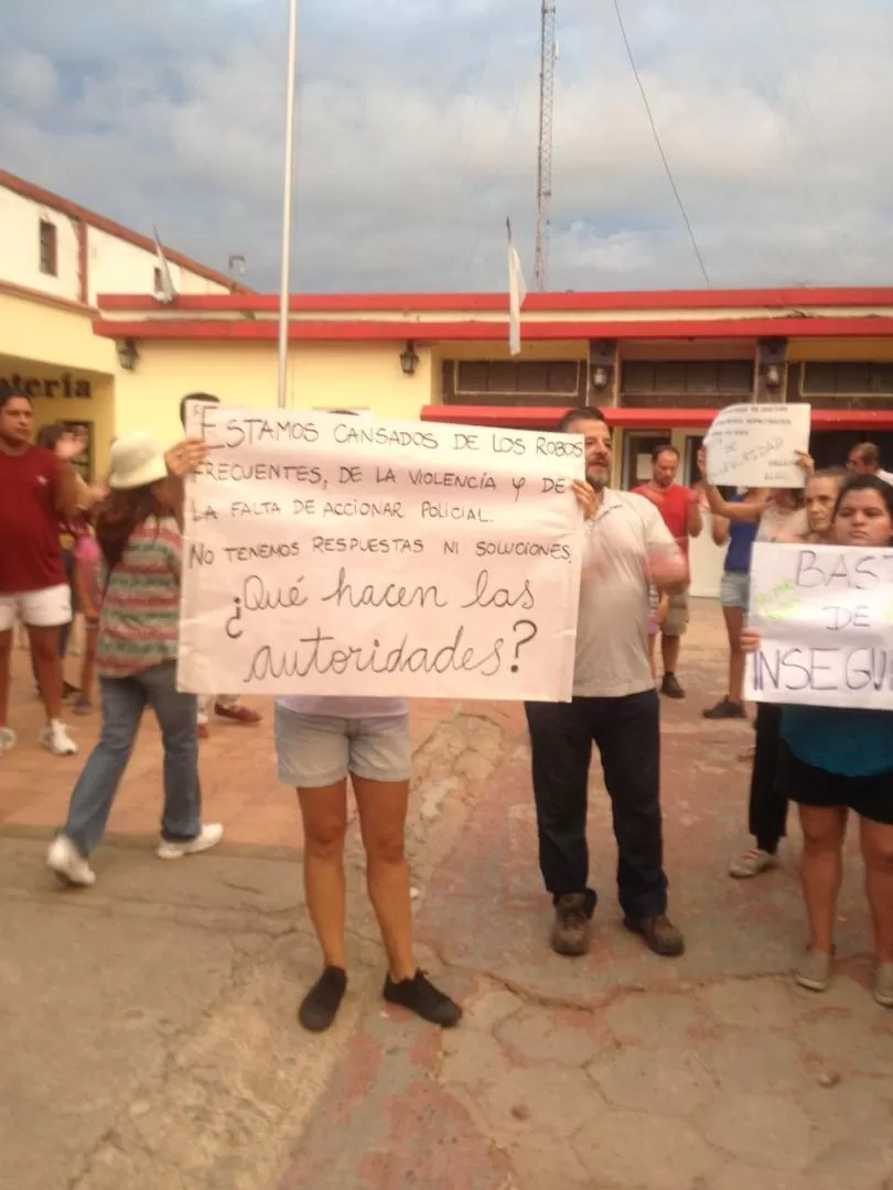 MASIVO RECLAMO. Vecinos y comerciantes marcharon por la villa.  