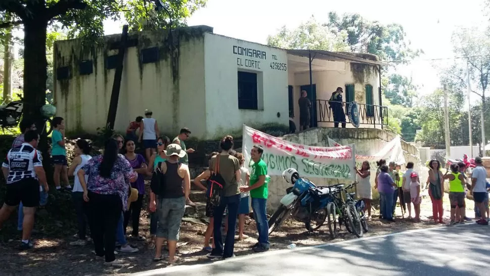 PROTESTA. Varias personas exigen mayor seguridad en la comisaría. FOTO GENTILEZA VECINOS DE EL CORTE