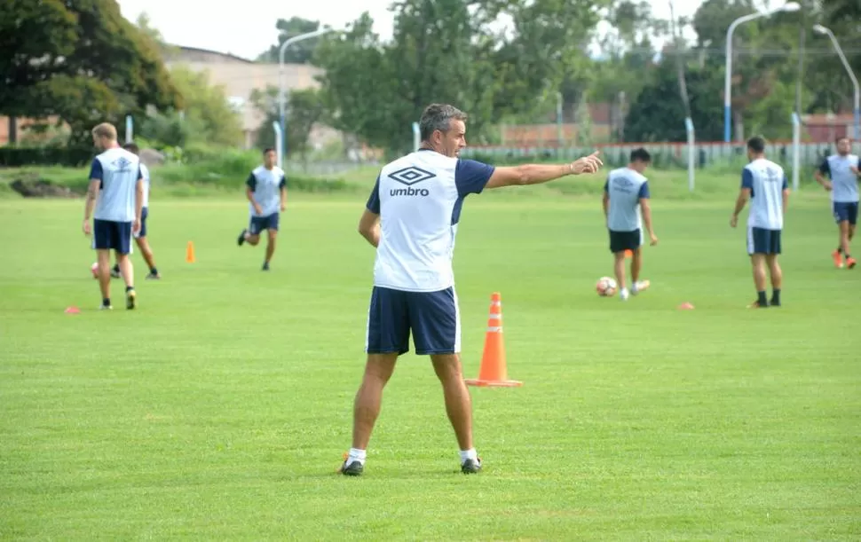 POR AHORA SÓLO DIRIGE A LOS JUGADORES. Lavallén da indicaciones a sus dirigidos en el entrenamiento de Atlético. El técnico está contento por lo que genera el público en su equipo y en el rival.  la gaceta / foto de Antonio Ferroni