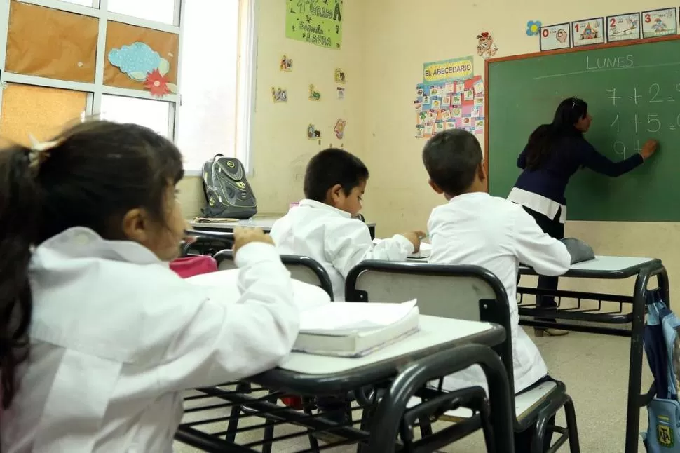 EN LAS ESCUELAS. Desde hace tiempo, los representantes de los trabajadores venían reclamando por más protección para el personal docente. télam (archivo)