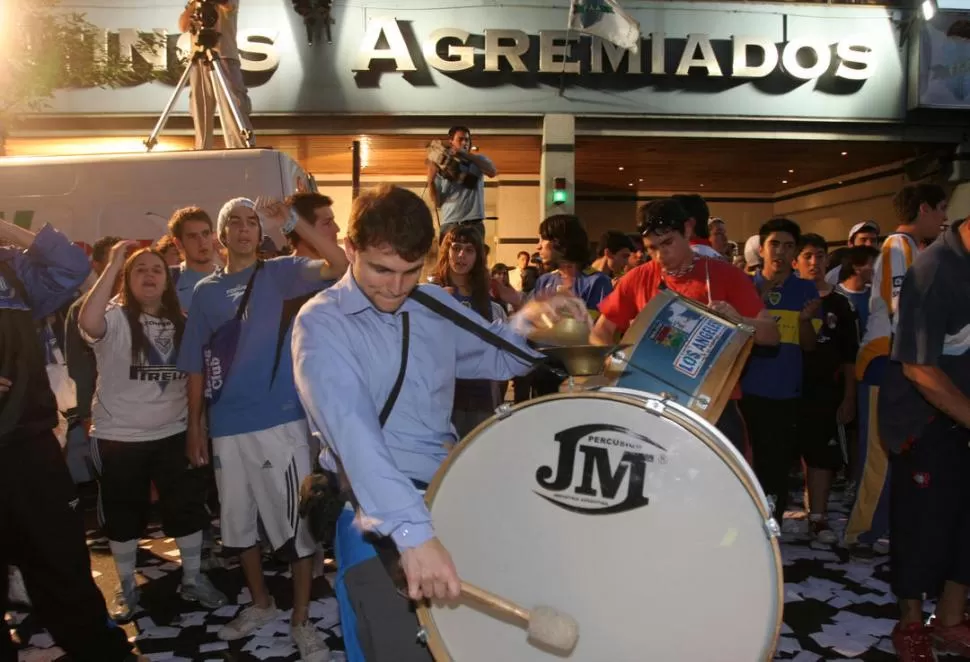 SE HICIERON SENTIR. En la sede de Futbolistas Argentinos Agremiados, simpatizantes de distintos clubes mostraron su apoyo hacia los jugadores. Aún no se sabe si el viernes comenzarán los torneos argentinos. dyn