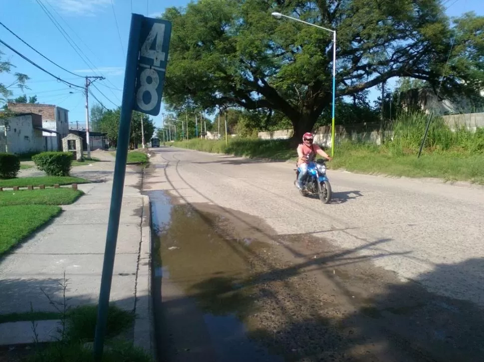 SILVANO BORES AL 500. Una ola de robos a motociclistas mantiene en vilo a los vecinos de esa barriada ubicada en la zona este de la capital. foto de francsico fernández