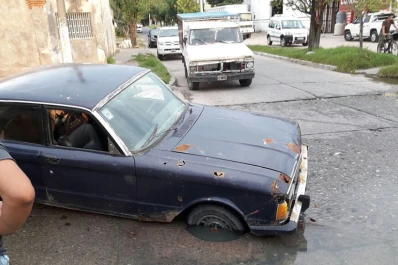 Un auto cayó en un hueco porque faltaba la tapa de cloacas