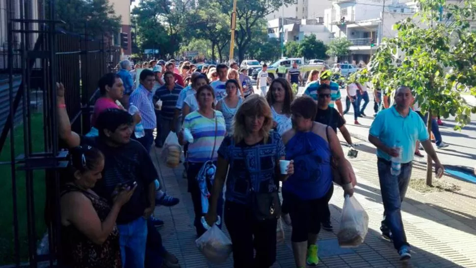 CAMINO A LA CÁMARA. La dirigencia distribuyó sándwiches y gaseosas. whatsapp la gaceta 