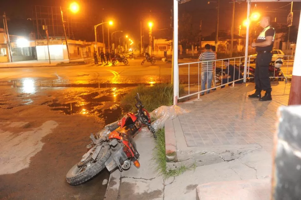 LA ESCENA. Aragón dejó tirada su moto para ir tras los pasos de los ladrones que intentaron asaltarlo. LA GACETA / FOTO DE Antonio Ferroni