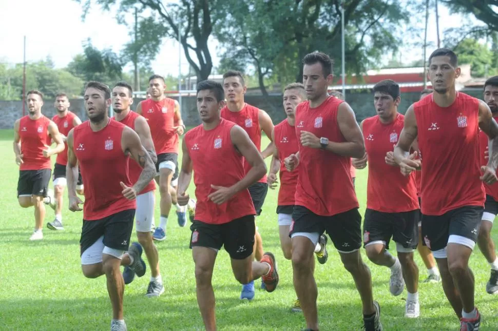 COMPENETRADOS. El plantel “santo” trabaja en alcanzar el mejor nivel posible para poder desarrollar la idea de juego que tiene Cagna. El largo parate le vino como anillo al dedo para poder pulir detalles. la gaceta / foto de antonio ferroni 