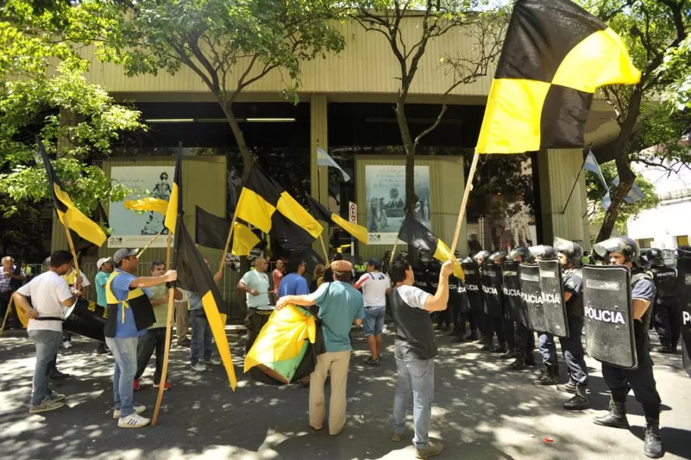 “NO AL MONOTRIBUTO”. Fue la consigna de los peones durante la protesta la gaceta / foto de Inés Quinteros Orio