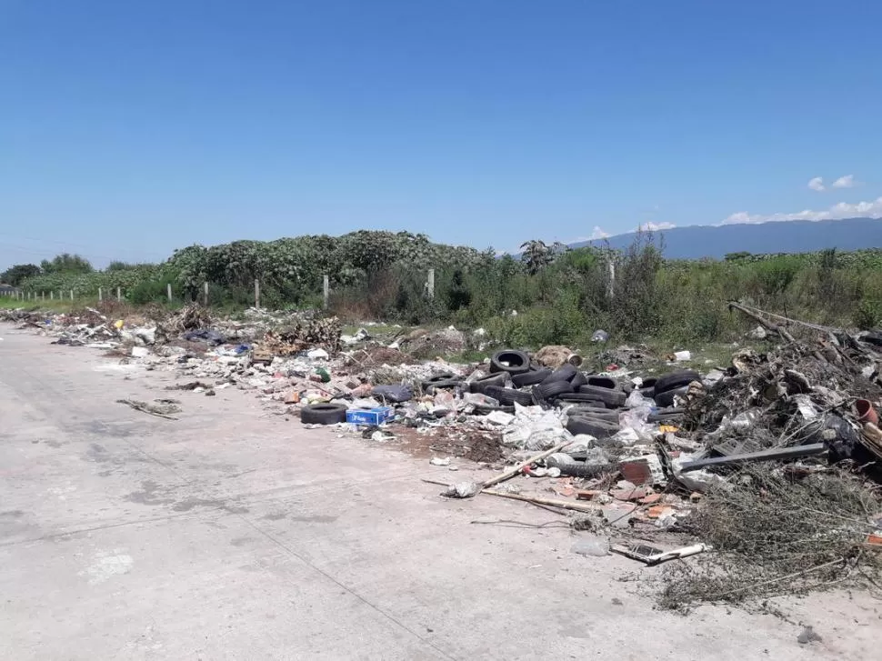 ABANDONO. Los vecinos acusan a carreros por traer basura de otros barrios y arrojarla en el predio. LA GACETA / FOTO DE LUIS CAZZULLO.-  