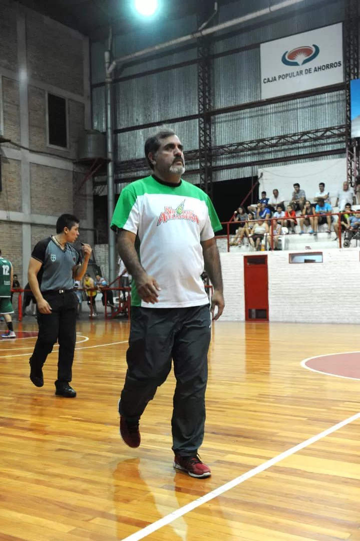 MIRA HACIA ARRIBA. Allende, DT de Nicolás Avellaneda, quiere escalar en la tabla. la gaceta / Foto de José Nuno (archivo)