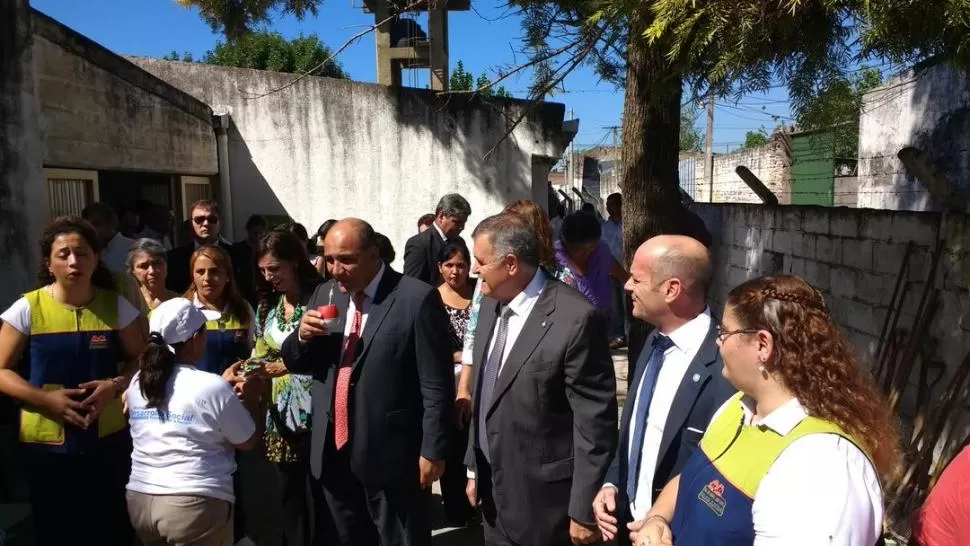 ESCUELA. Juan Manzur y Osvaldo Jaldo en la escuela Delfín Jijena. foto de francisco chico
