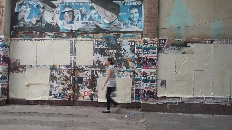 TAPADOS. Los afiches amanecieron cubiertos por papeles blancos, sin leyendas ni identificaciones. FOTO DE TOMADA DE TWITTER.COM/MARTINDEZETA 