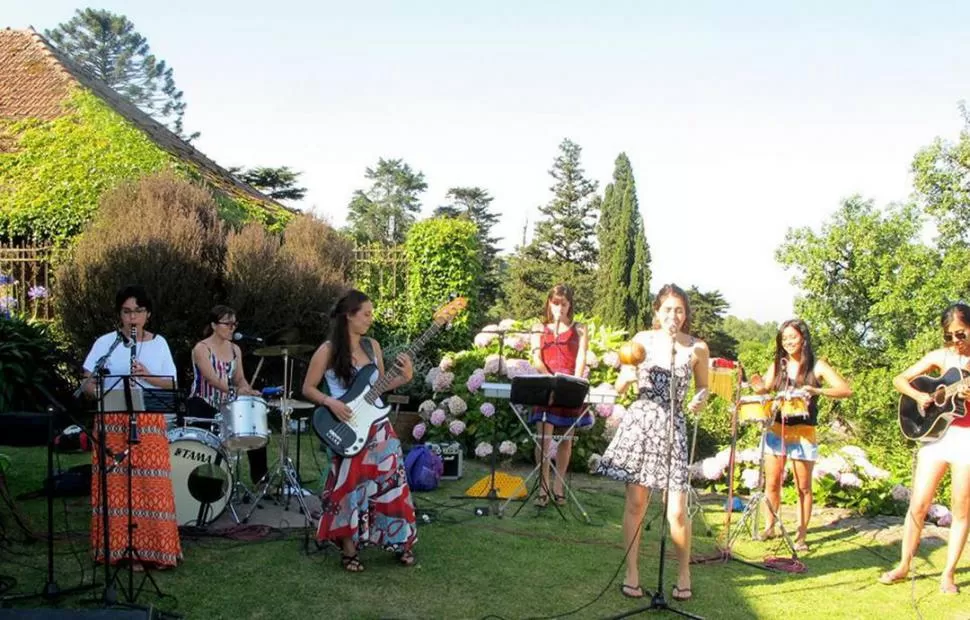 LAS MUSICLETAS. facebook / las musicletas 