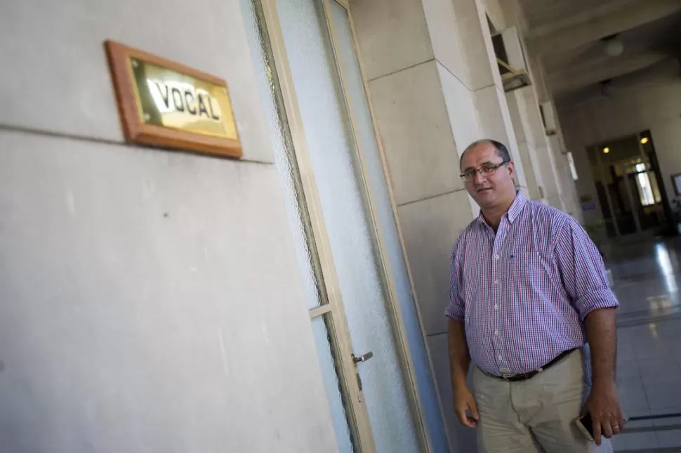 EN LA CORTE SUPREMA PROVINCIAL. El legislador oficialista Marcelo Caponio ayer justo antes de ingresar al despacho del vocal Antonio Estofán. la gaceta / FOTO DE DIEGO ARAOZ