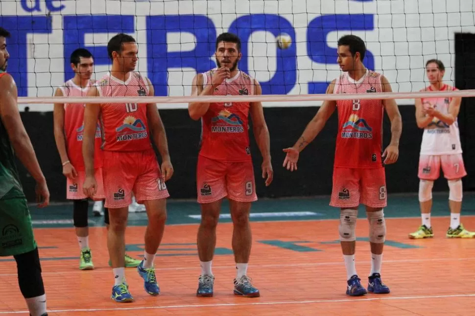 DE AFUERA HACIA ADENTRO. Steeman, con la camiseta 9, es uno de los que más energía transmite en cada partido. foto de Tomas Stemman Social Monteros