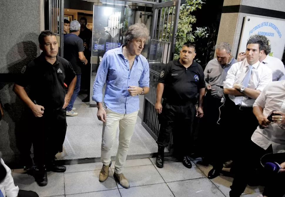 EL DUEÑO DE LA PELOTA. Sergio Marchi se convirtió en protagonista de los últimos días. Él avaló el paro y se enfrentó con el Gobierno y con la AFA.  Su decisión es que no habrá fútbol hasta que se pague. dyn