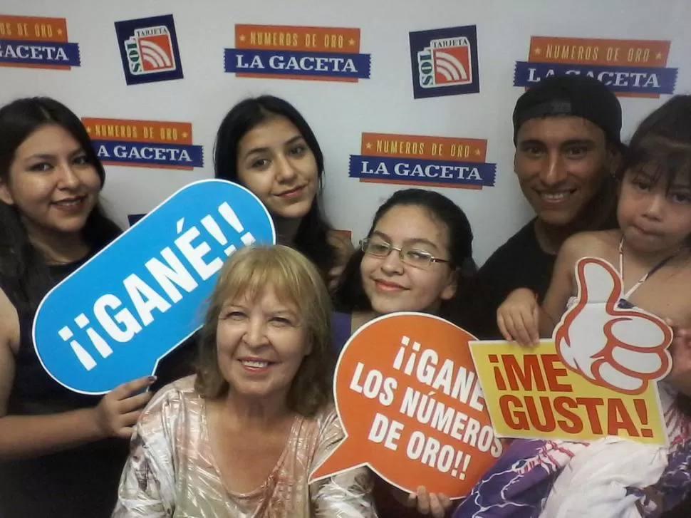 FELICES. En primer plano, Teresa Córdoba. A la derecha, Javier Cancinos.  