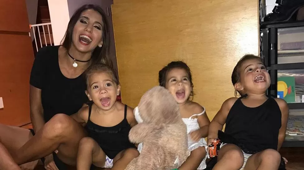 DIVERTIDAS. Las trillizas y Cinthia Fernández. FOTO TOMADA DE TN.