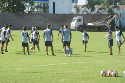Los jugadores “decanos” y los de Sarmiento, que debían enfrentarse hoy, adhirieron al paro