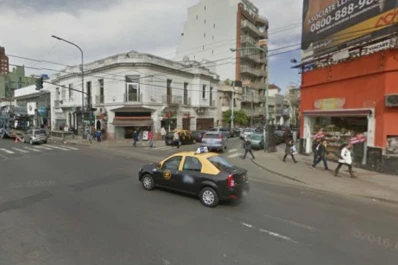 Acusan a dos hombres de violar a una mujer arriba del capot de un auto