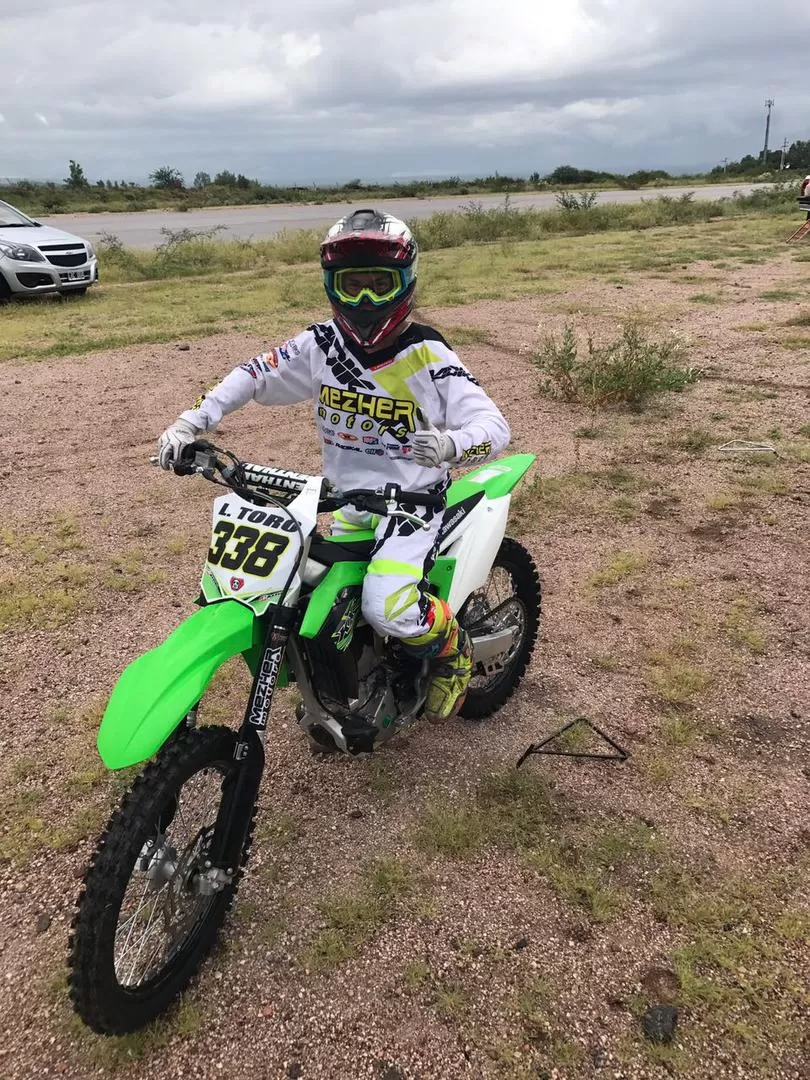 CON METAS AMBICIOSAS. Cobos, en una Honda CRF 250c.c, y Toro, manejando una Kawasaki KXF, van por la mejor posición. foto de Lautaro Toro