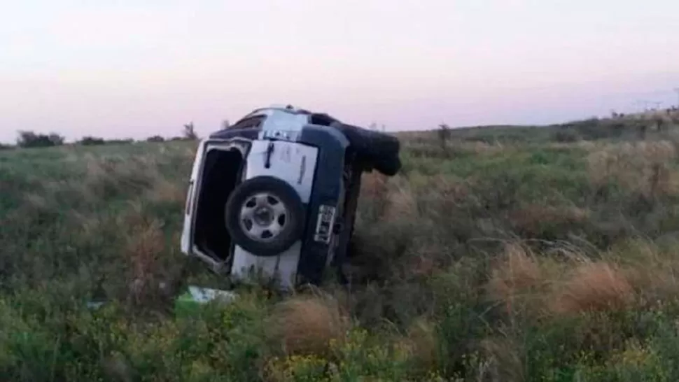 AUTO VOLCADO. El vehículo dio varios trompos antes de quedar de costado, en la banquina del carril contrario de la ruta 3, en San Luis. 