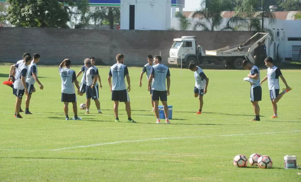 SIGUEN ENTRENÁNDOSE. El plantel volvió a practicar en Ojo de Agua pensando que todo se iba a solucionar pero finalmente no fue así. Los referentes apoyan la medida dispuesta por Agremiados.  la gaceta / foto de Antonio Ferroni