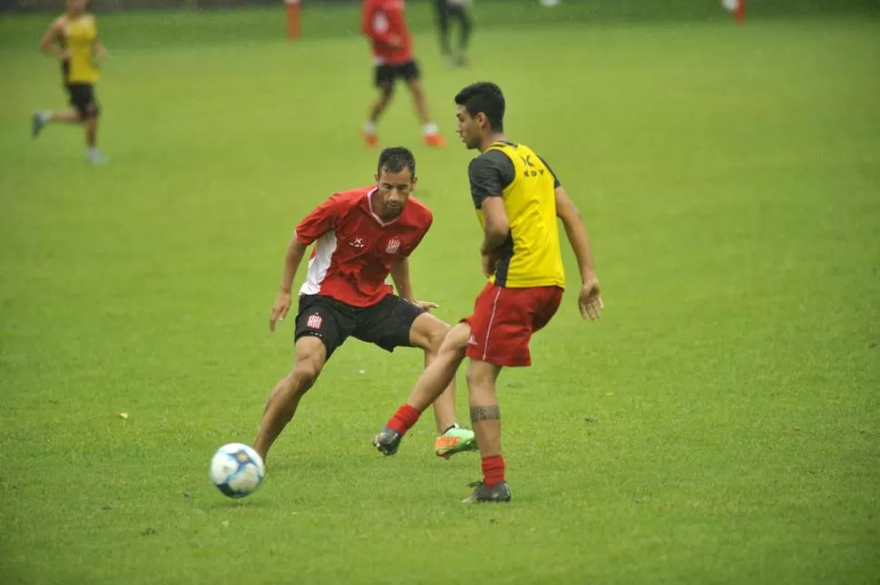 AFINANDO DETALLES. Bucci participó de la práctica de fútbol contra el equipo liguista que diagramó Cagna ayer a la mañana. LA GACETA / FOTO DE Inés Quinteros Orio