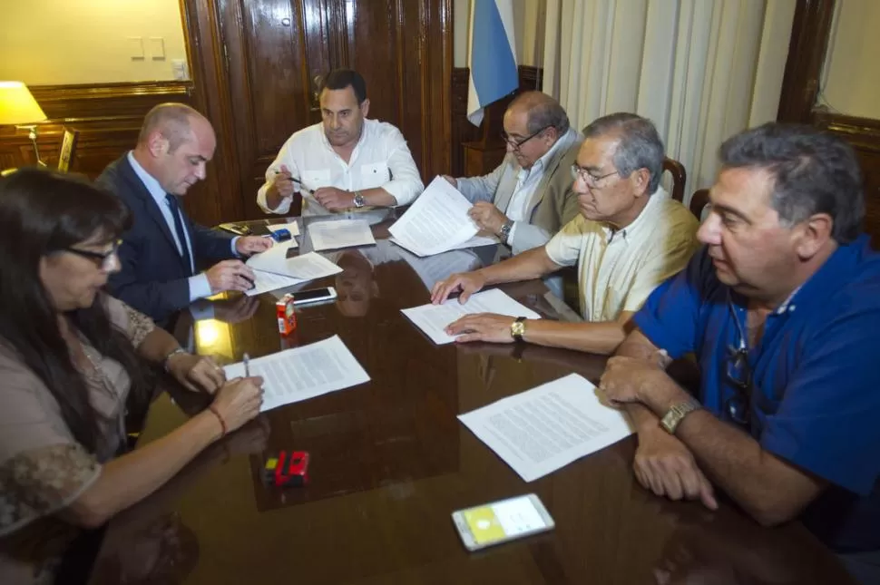 HAY CONSENSO. El Gobierno acordó el aumento del salario para este año con los gremios docentes ayer por la tarde, despúes de cinco reuniones paritarias. la gaceta / FOTO DE DIEGO ARAOZ