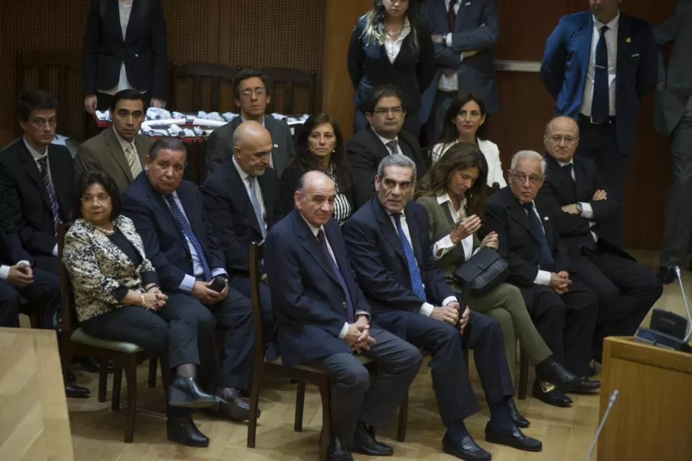 EN EL RECINTO. En octubre pasado, Edmundo Jiménez (centro) visitó la Legislatura junto a otros magistrados por la reforma del Código Procesal Penal. la gaceta / FOTO DE JORGE OLMOS SGROSSO (archivo)