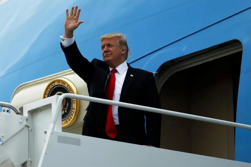 FUERZA AÉREA UNO. Trump saluda desde el avión al llegar a Palm Beach Reuters