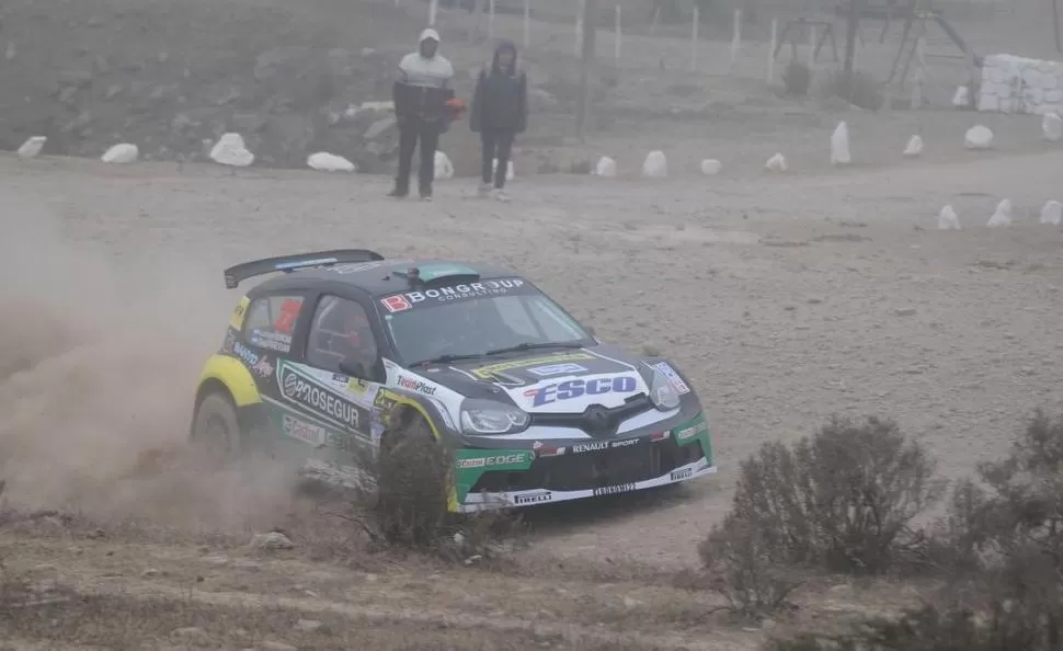 RECUERDO. El Renault Clio conducido por Luciano Bonomi tuvo un comportamiento impecable el año pasado en Tafí del Valle, La navegación de Ruiz Elías fue clave.  la gaceta / foto de osvaldo ripoll (archivo)