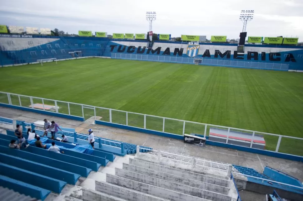 SOLO ELLOS. Ayer, a la hora que tendría que haberse disputado el partido ante Sarmiento, los hinchas de la Comisión “Somos Tucumán” prepararon banderas para recibir al equipo contra Palmeiras. la gaceta / FOTO DE DIEGO ARAOZ