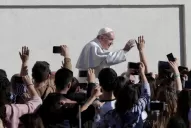 El Papa sugirió a los fieles que lleven la biblia como el celular