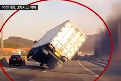 Perdió el control de su camión, pero evitó una tragedia con una maniobra espectacular