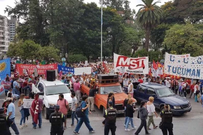 Los docentes coparon la plaza Independencia para reclamar por mejoras salariales