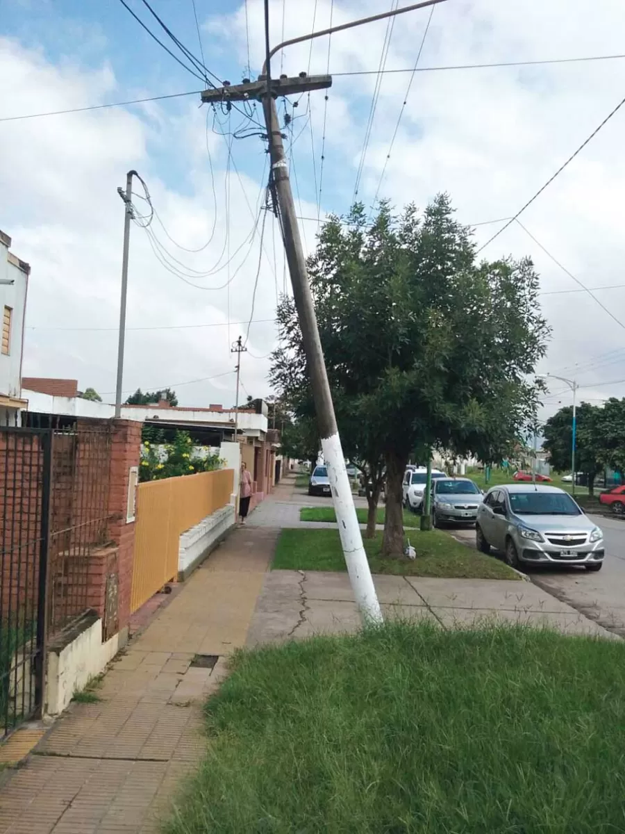 Advierten sobre un cable de Edet que está a punto de caerse