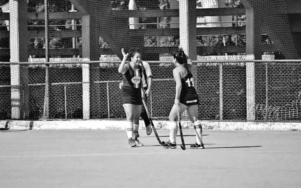 PARA FESTEJAR. “Mica” Villagarcía (izq.) y Núñez López celebran el gol. foto marcos lestard