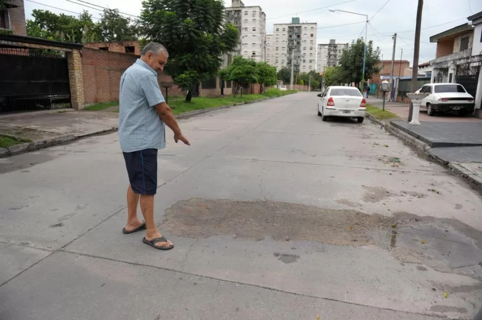 RELLENO CASERO. Gerardo Olea usó una bolsa de cemento, 40 ladrillos y baldosas rotas para rellenar el pozo.  la gaceta / fotos de adrián lugones