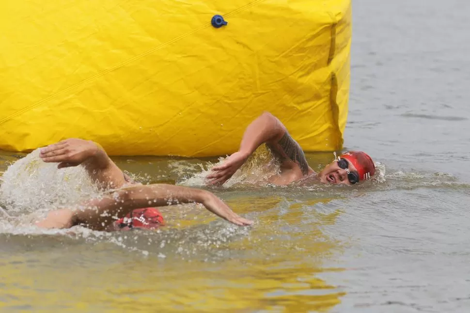 ESFUERZO. Nadadores profesionales y aficionados se entregaron al máximo para poder llegar a cumplir con los 10.000 metros de la prueba en las aguas de El Cadillal. la gaceta / fotos de juan pablo sánchez noli